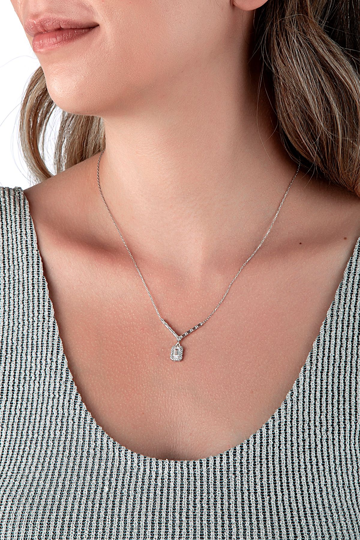 925 Ayar Gümüş Çerçeveli Baget Kesim Taşlı V Kolye