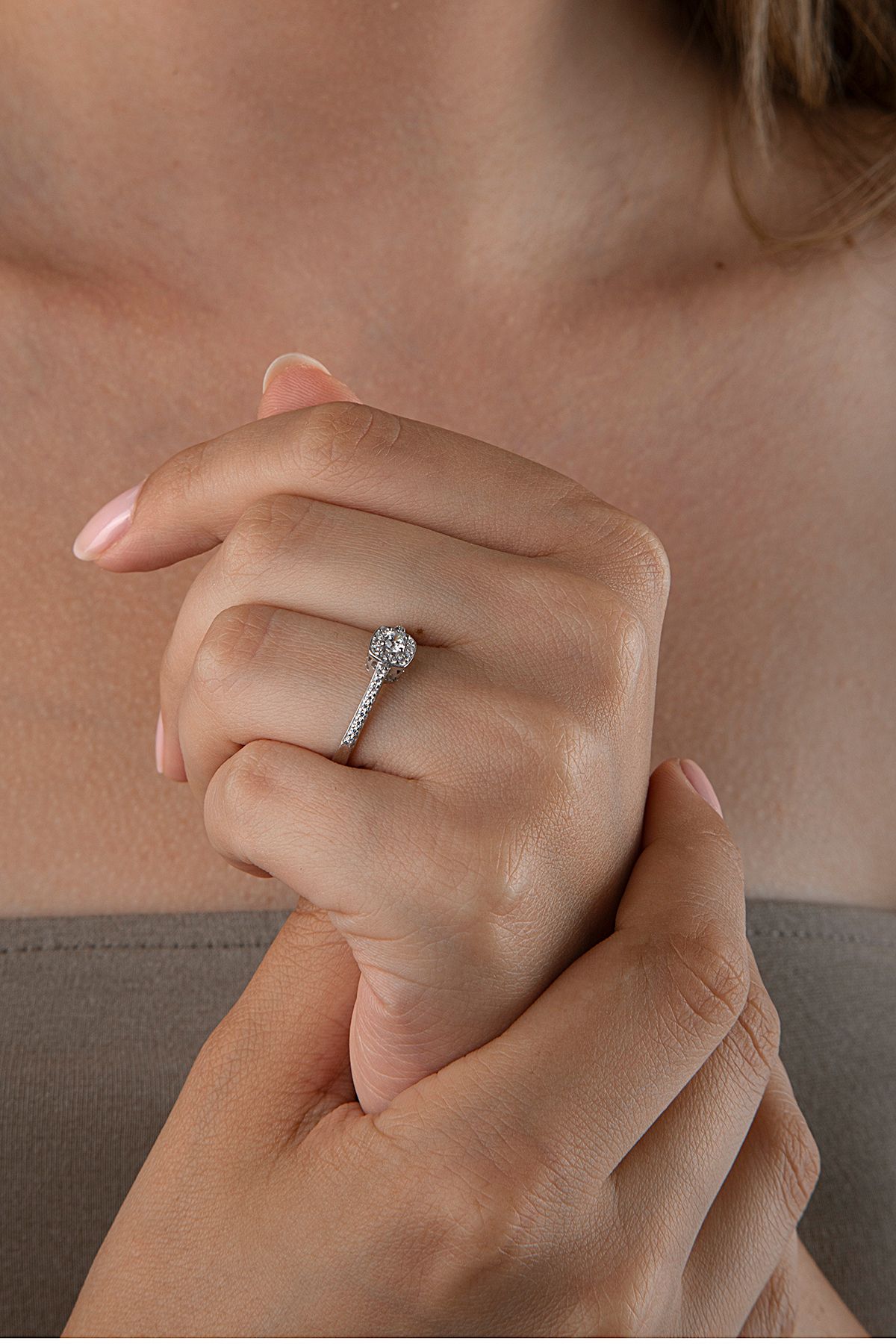 925 Ayar Gümüş Pırlanta Montürlü Kare Taşlı Yüzük