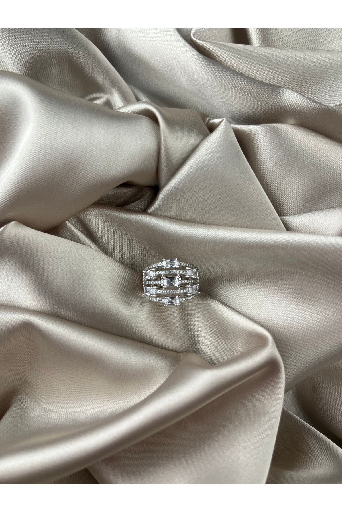 925 Ayar Gümüş 5 Sıra Baget Taşlı Yüzük