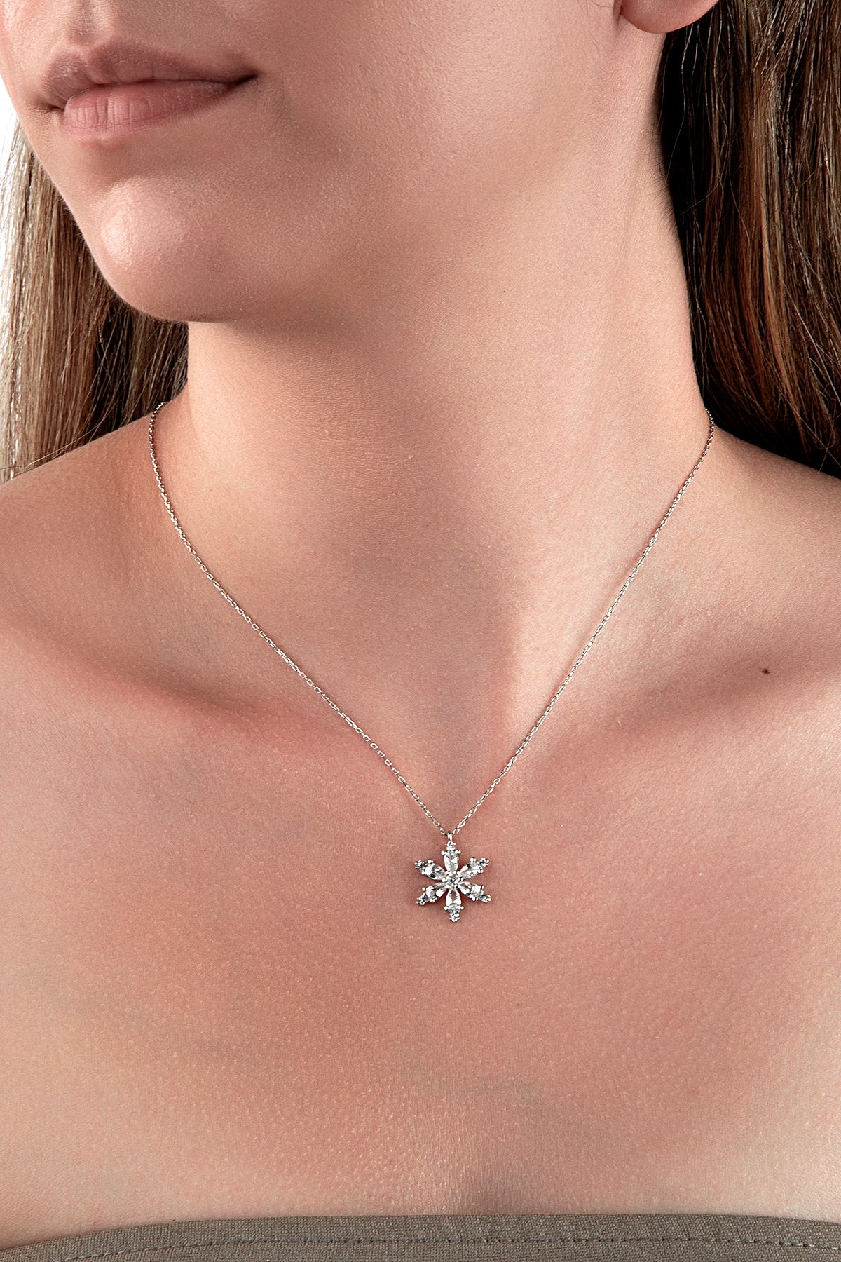 925 Ayar Gümüş Beyaz Taşlı Kar Çiçeği Kolye