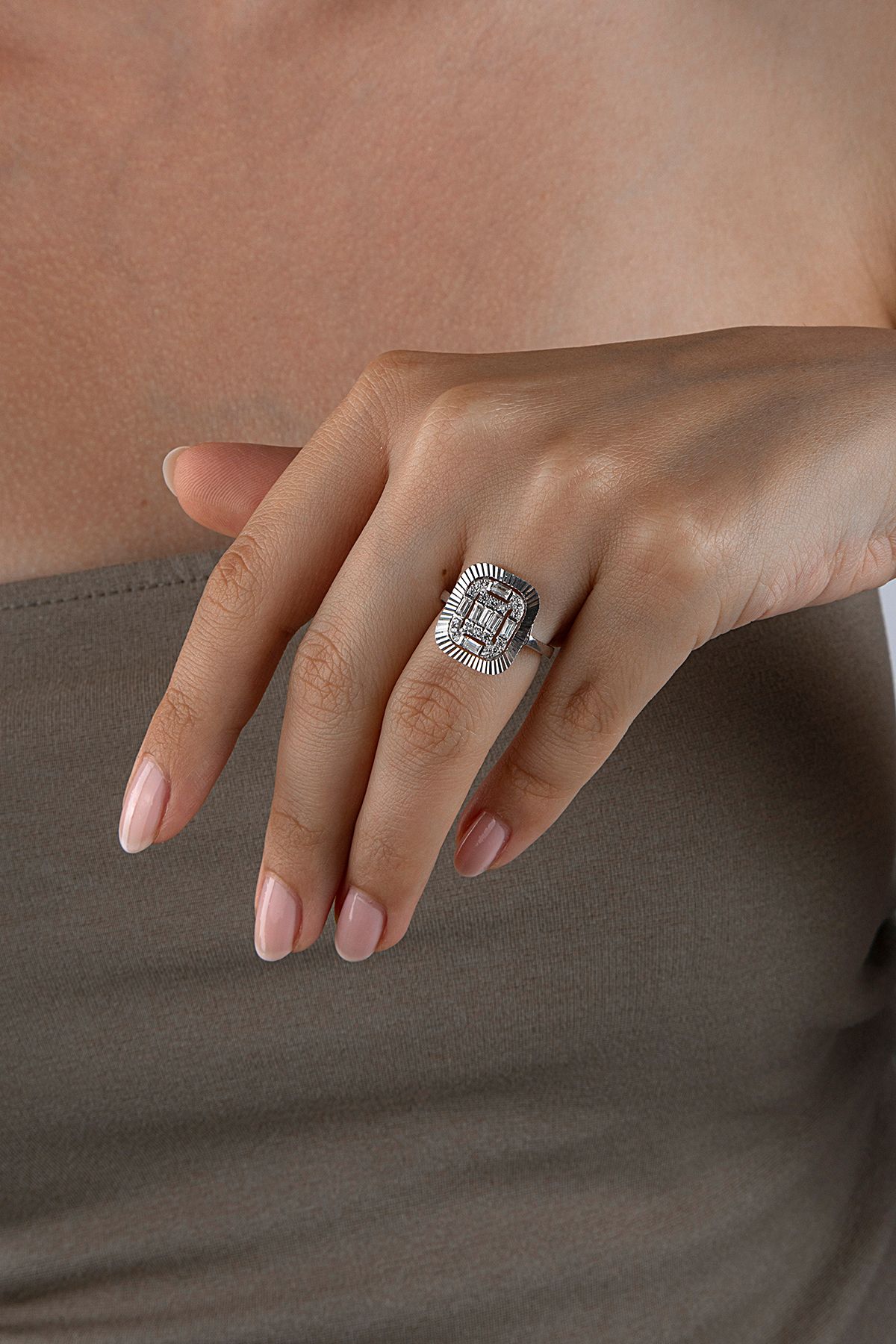 925 Ayar Gümüş Baget Kesim Nervürlü Taşlı Yüzük