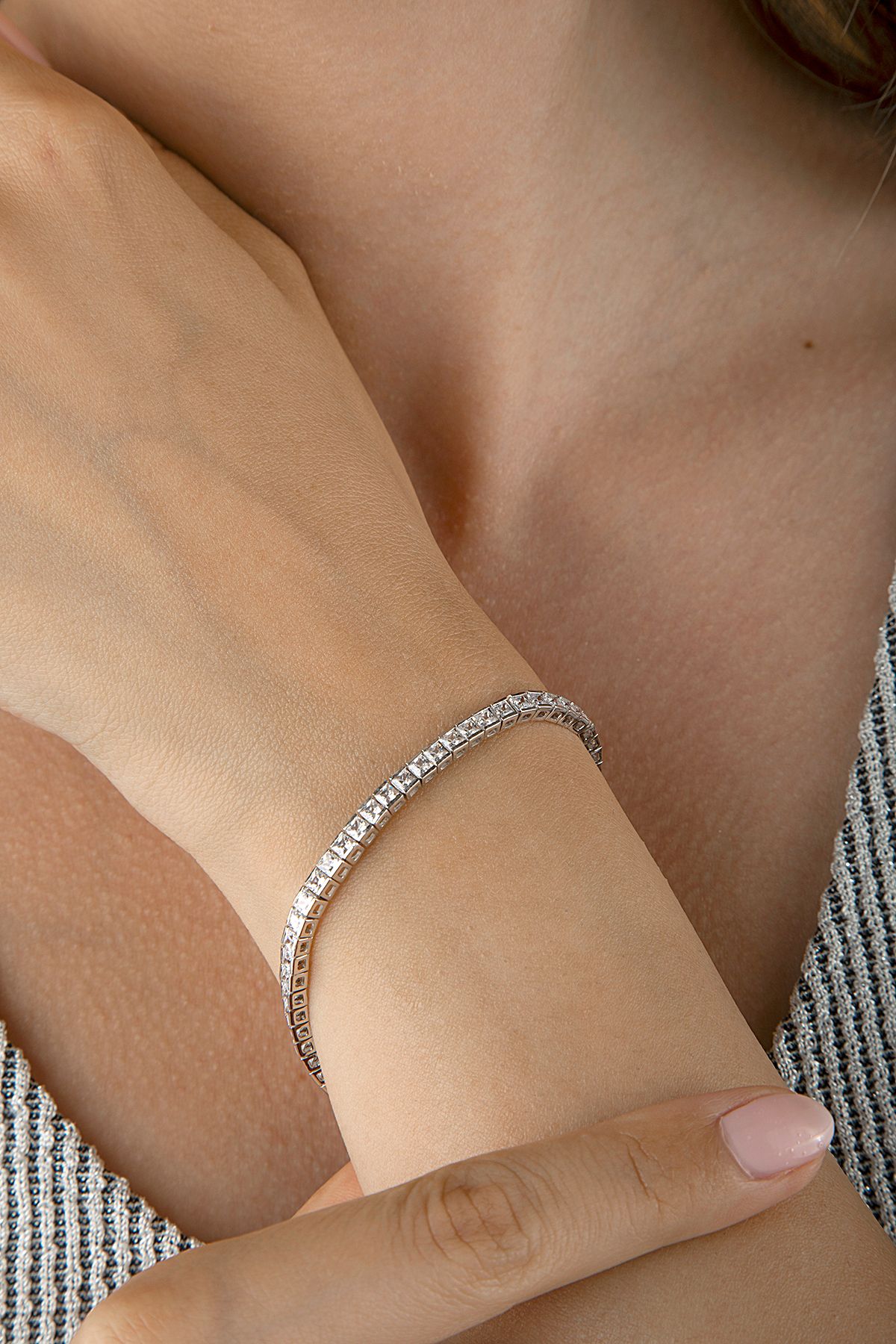 925 Ayar Gümüş Kare Kasalı 3mm Beyaz Taşlı Suyolu Bileklik