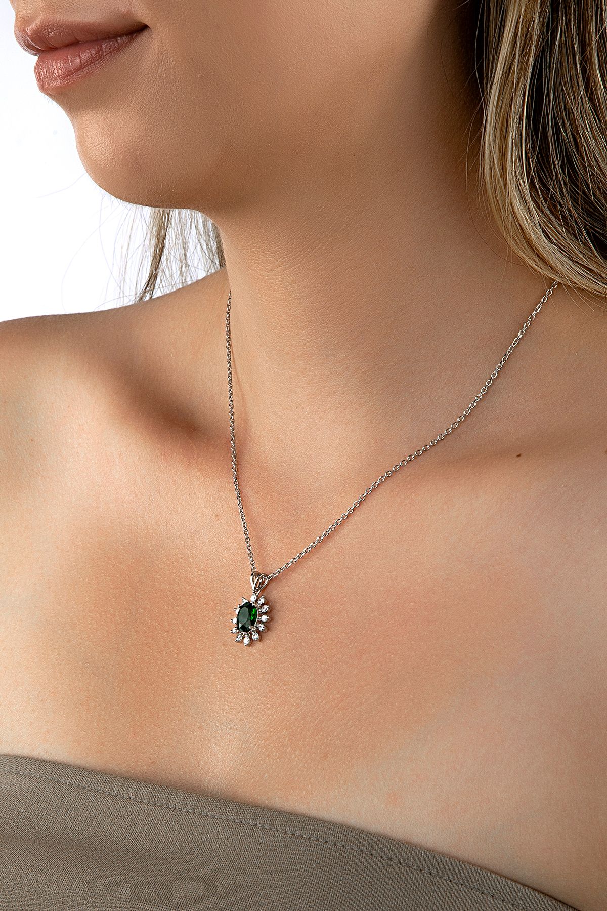 925 Ayar Gümüş Oval Kesim Yeşil Taşlı Kolye