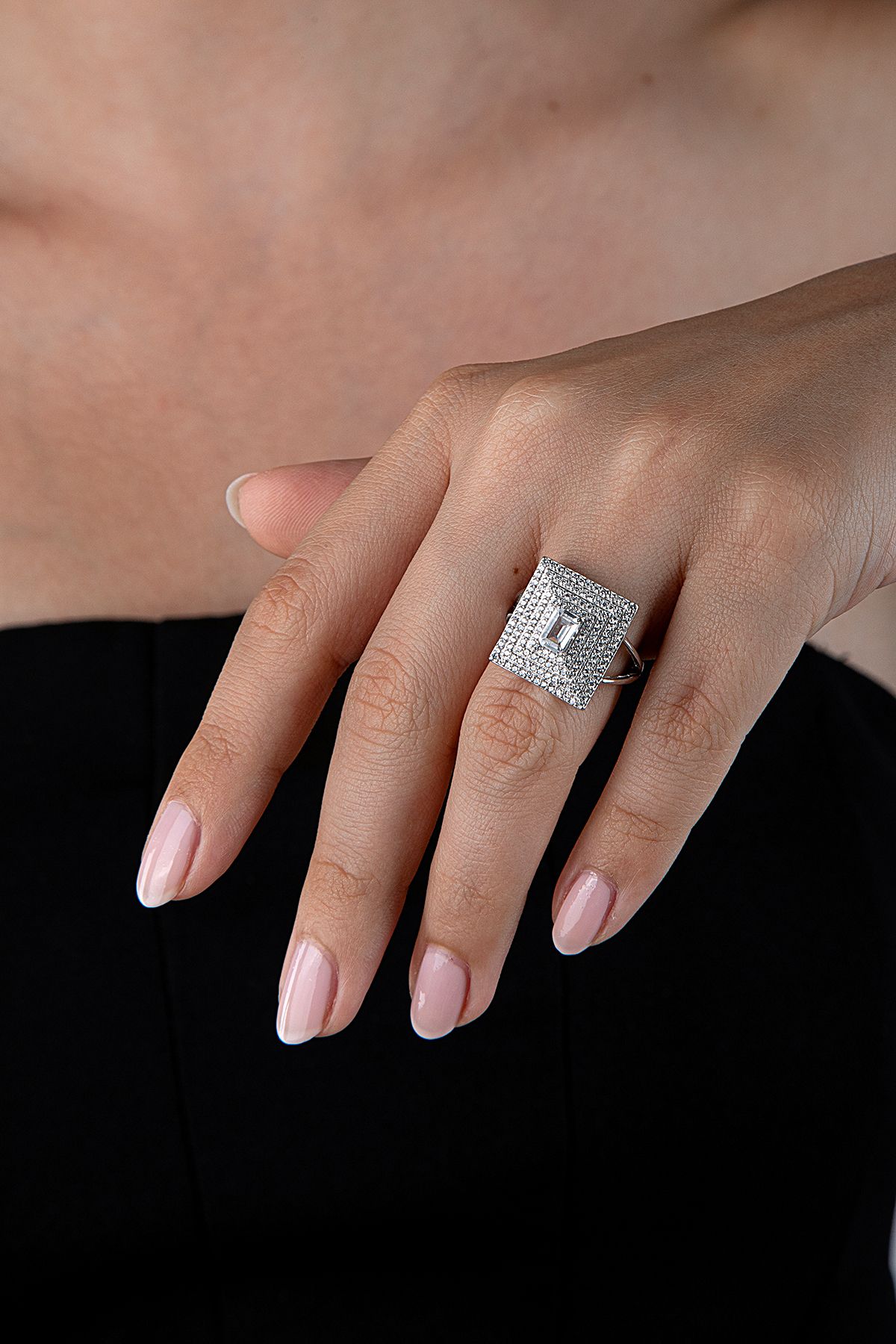 925 Ayar Gümüş Kare Kesim Baget Detaylı Taş Kaplama Yüzük