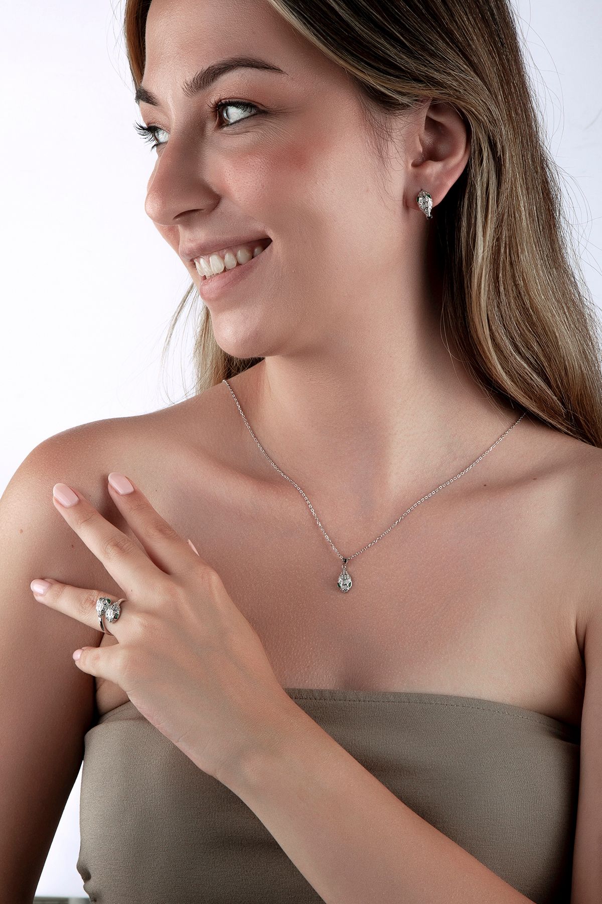 925 Ayar Gümüş Yılan Motifli Yeşil Taşlı Takı Seti (Yüzük Bedeni 6)