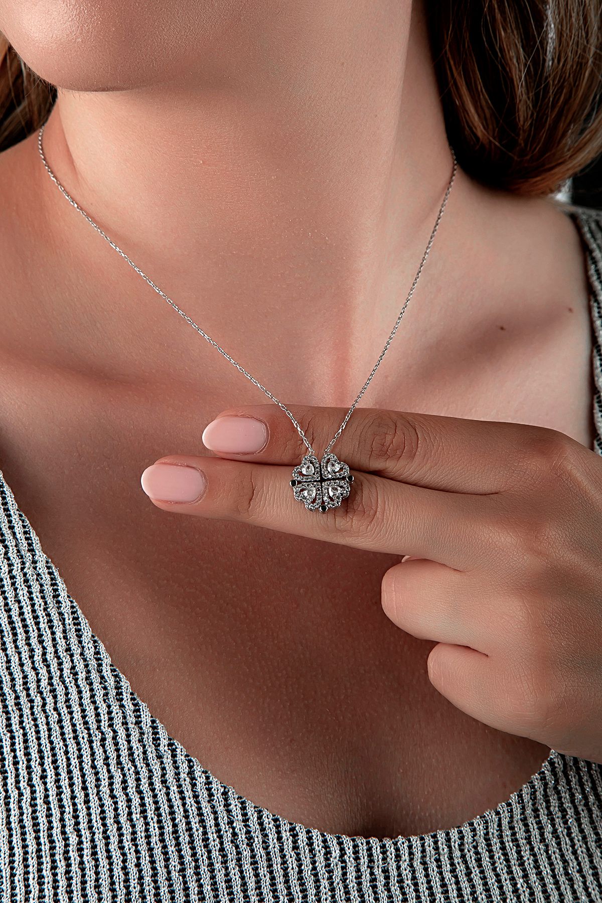 925 Ayar Gümüş Manyetik Kalpli Yoncalı Taşlı Kolye