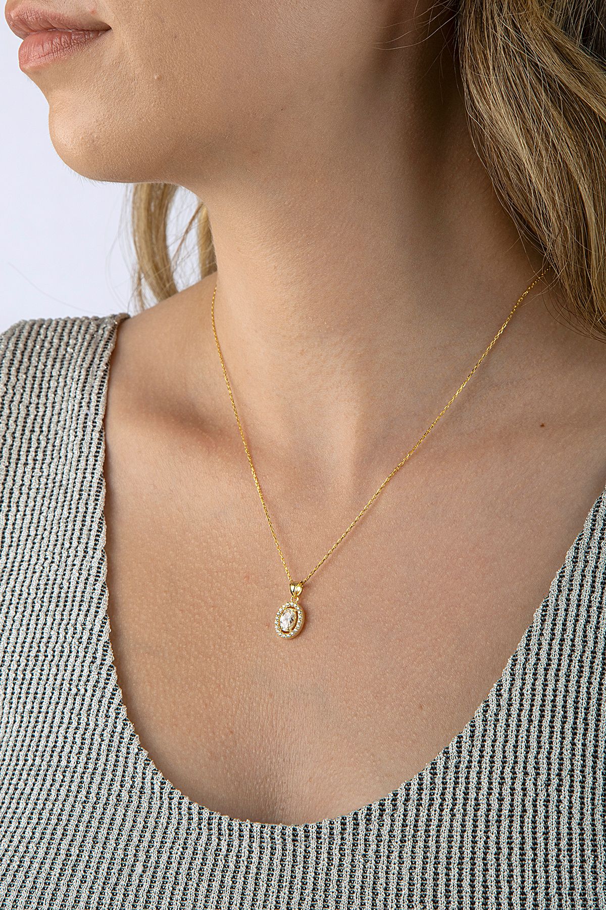 Altın Kaplama 925 Ayar Gümüş Oval Taş Çerçeveli Oval Taşlı Kolye