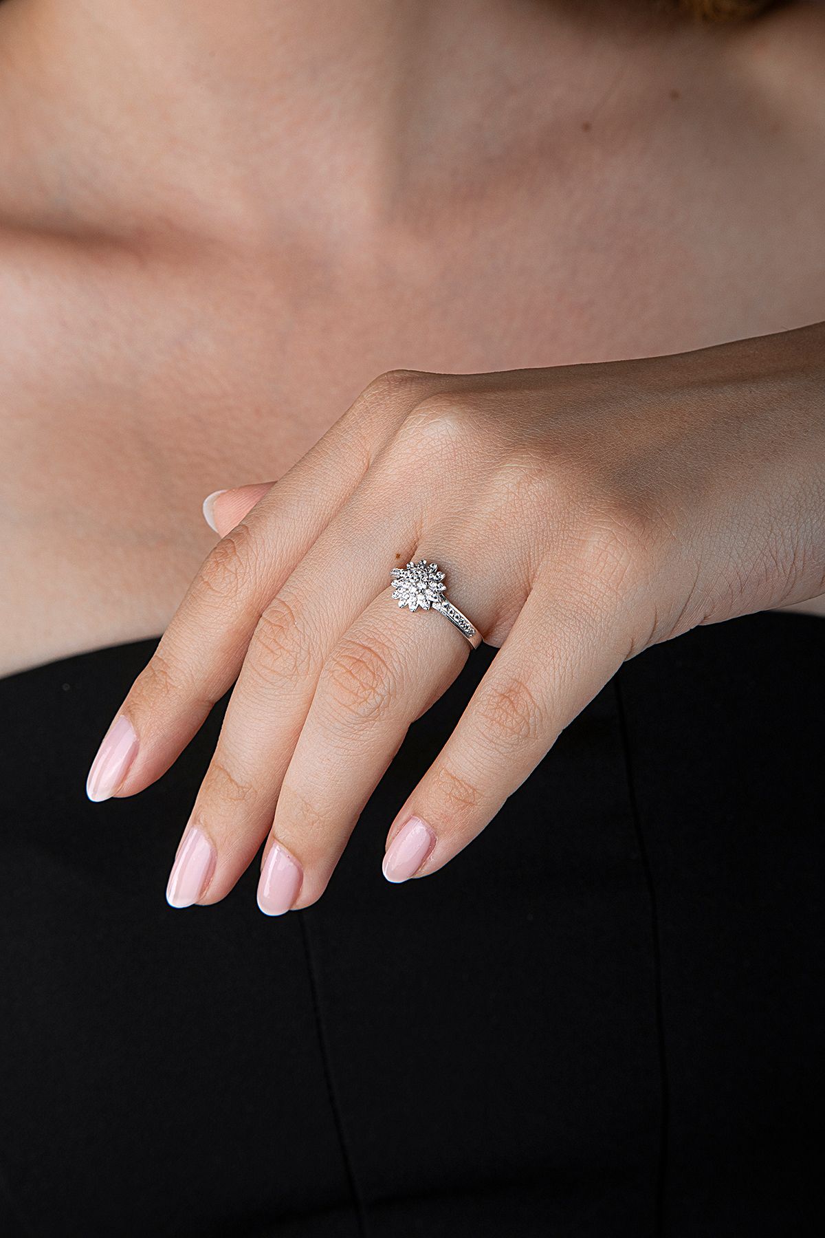 925 Ayar Gümüş Çiçek Motifli Küçük Taşlı Yüzük