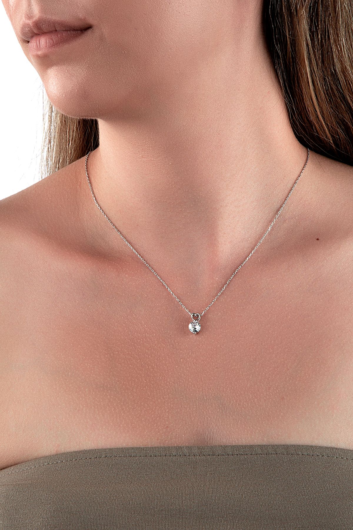 925 Ayar Gümüş Kalp Detaylı 6mm Beyaz Taşlı Kolye